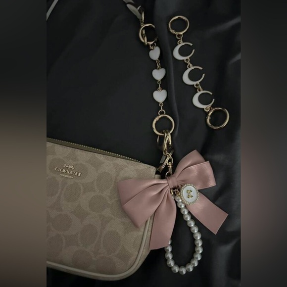 Bow bag charm/Keychain with Pearls - Picture 5 of 9